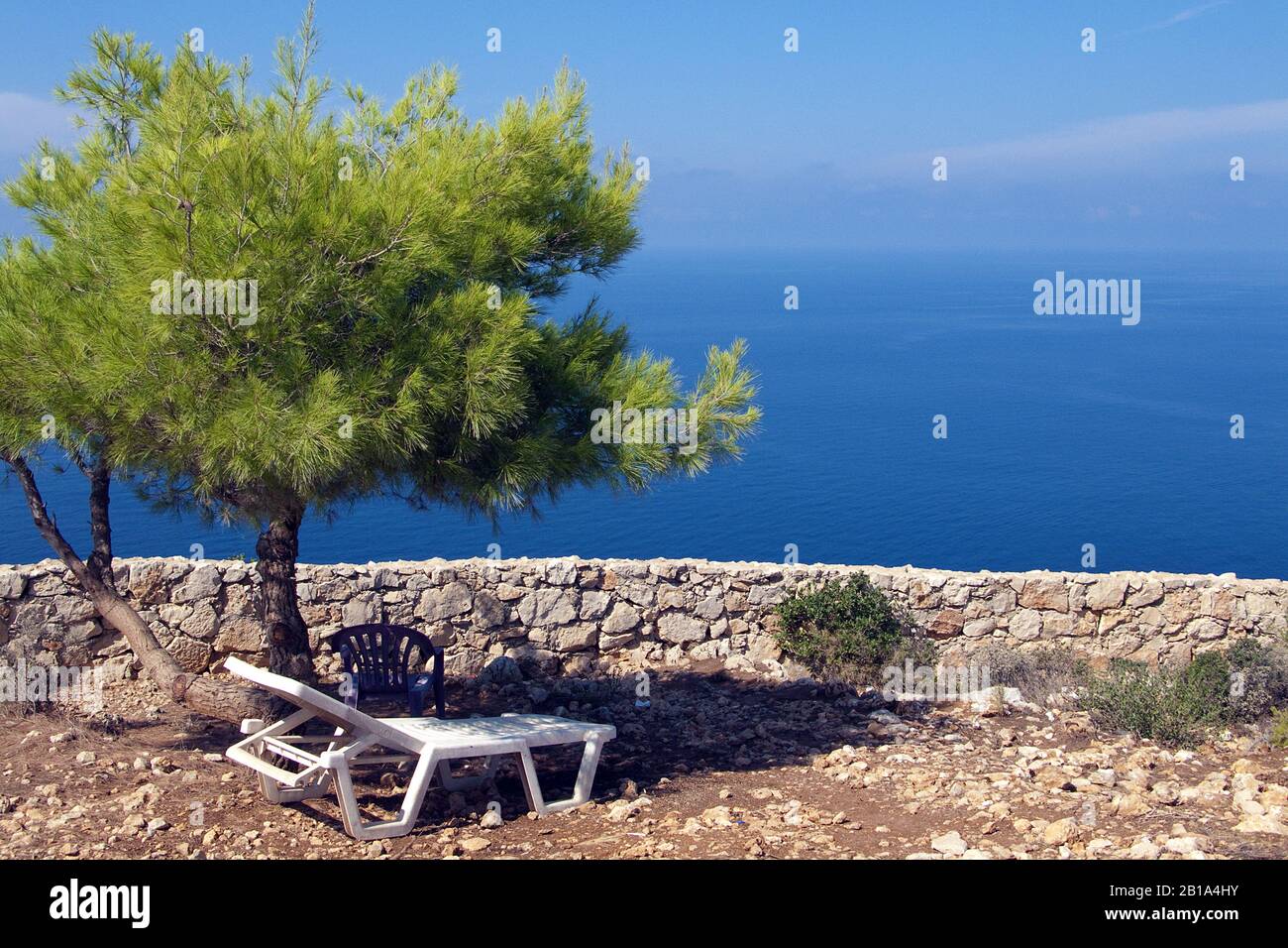 Coucher de soleil sous un arbre, espace ombragé avec vue sur la mer, Limni Keriou, île de Zakynthos, Grèce Banque D'Images