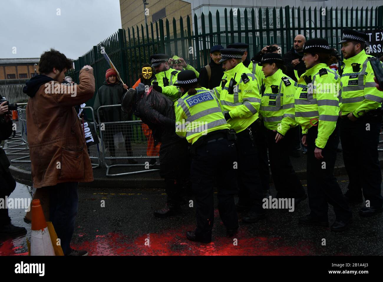 Londres, Royaume-Uni. 24 février 2020. La police a arrêté un militant pour verser de la peinture rouge sur la série à l'extérieur de Woolwich Crown court lors d'une audience d'extradition du fondateur de WikiLeaks Julian Assange le 24 février 2020, Londres, Royaume-Uni. Crédit: Capital Photo/Alay Live News Banque D'Images