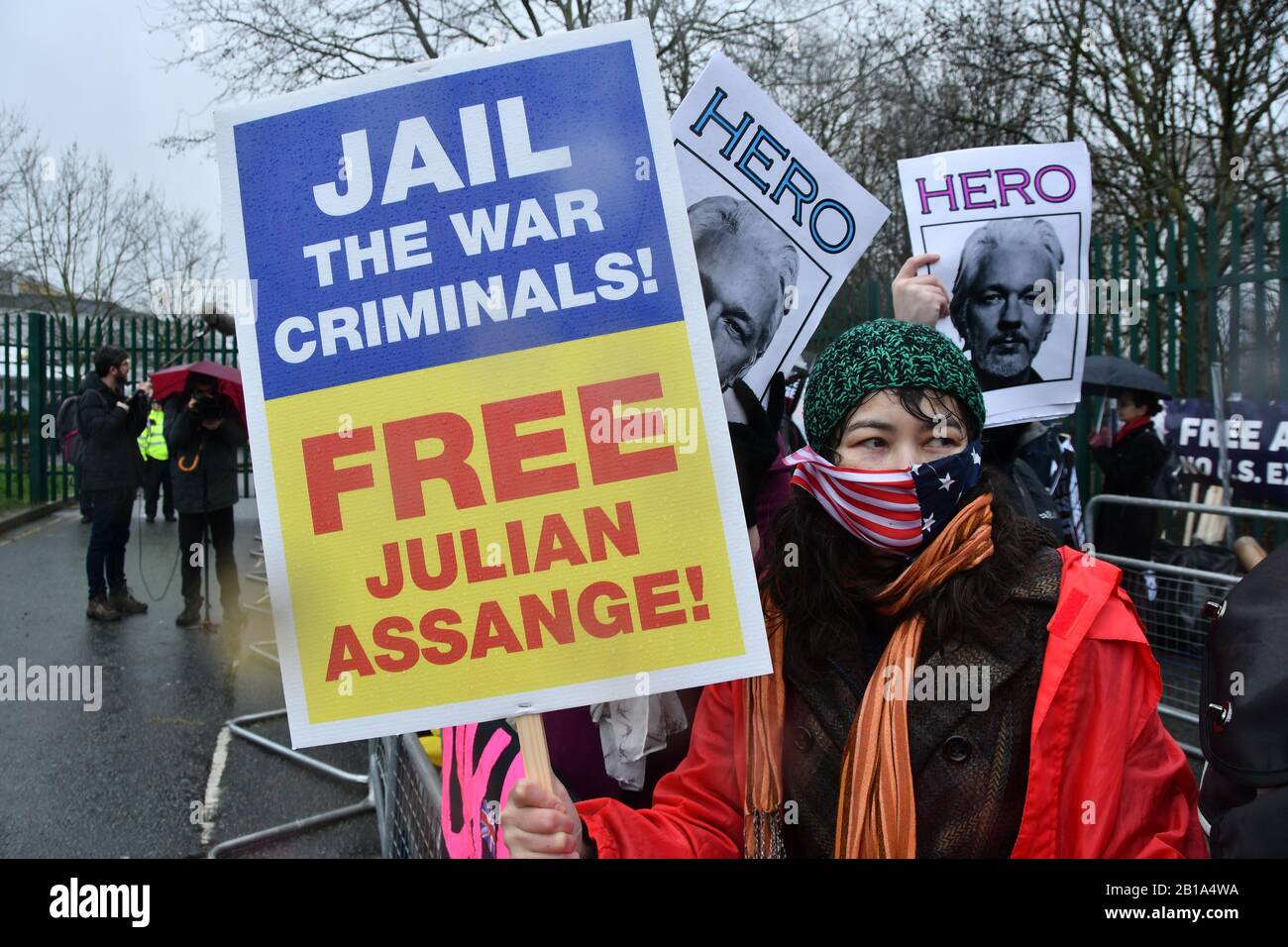 Londres, Royaume-Uni. 24 février 2020. Des centaines D'Activistes des droits de l'homme protestant devant la Cour d'État de Woolwich lors d'une audience d'extradition du fondateur de WikiLeaks, Julian Assange. La journaliste demande une liberté de presse et l'audience d'extradition de Julian Assange mettra en danger la journaliste pour avoir signalé la vérité le 24 février 2020, Londres, Royaume-Uni. Crédit: Capital Photo/Alay Live News Banque D'Images