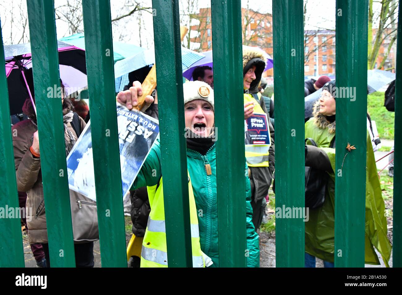 Londres, Royaume-Uni. 24 février 2020. Des centaines D'Activistes des droits de l'homme protestant devant la Cour d'État de Woolwich lors d'une audience d'extradition du fondateur de WikiLeaks, Julian Assange. La journaliste demande une liberté de presse et l'audience d'extradition de Julian Assange mettra en danger la journaliste pour avoir signalé la vérité le 24 février 2020, Londres, Royaume-Uni. Crédit: Capital Photo/Alay Live News Banque D'Images