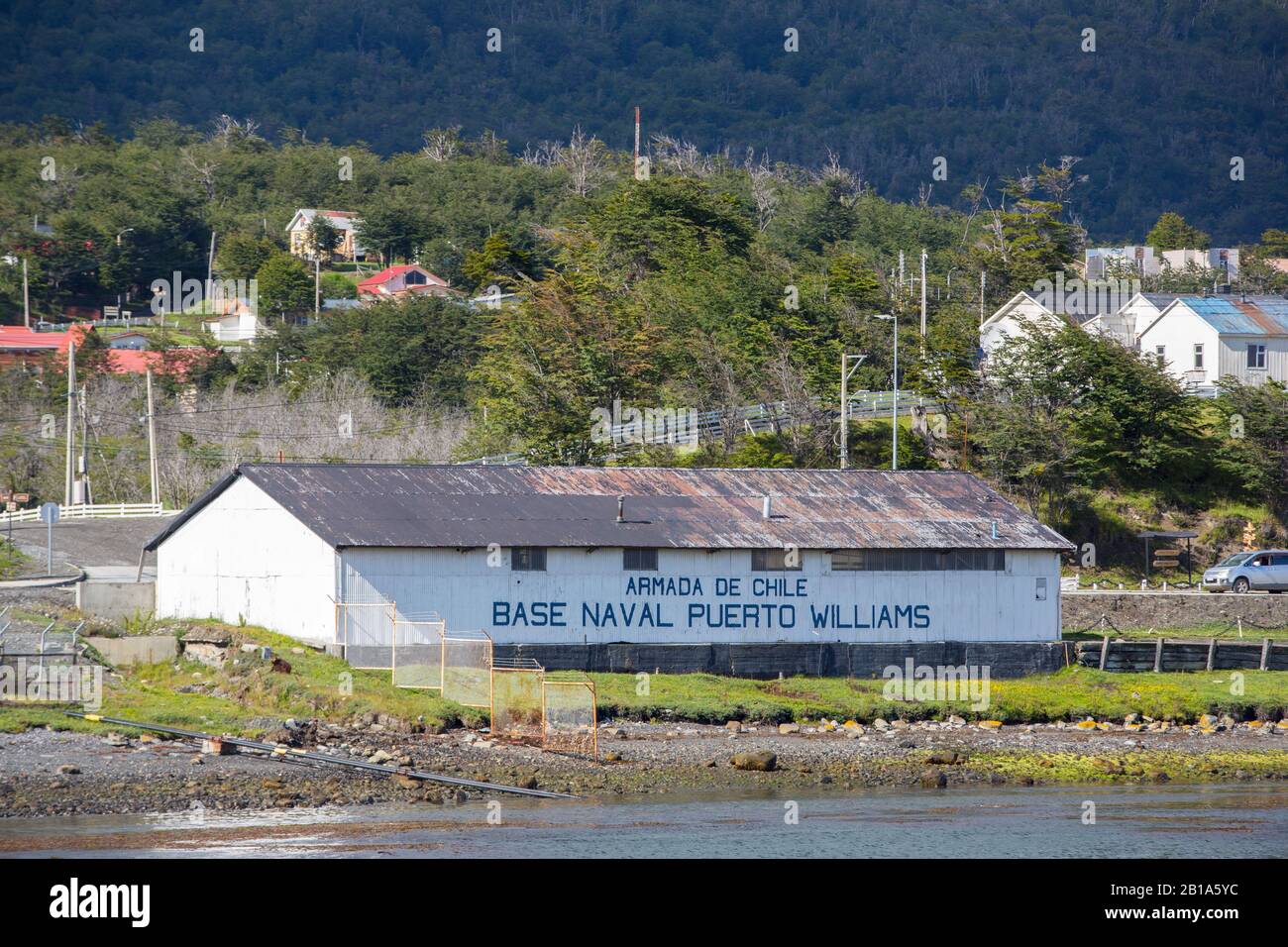 La base navale de Puerto Williams sur l'île de Navarino, au Chili, la ville la plus au sud du monde. Banque D'Images