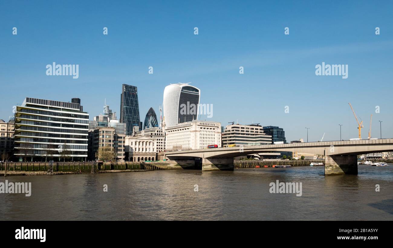Affaires Londres. Vue sur la Tamise avec le London Bridge menant aux gratte-ciel financiers de la ville de Londres. Banque D'Images