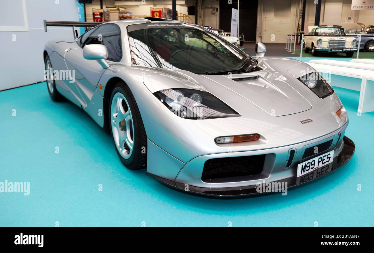 Une McLaren F-1 exposée à la scène de l'histoire de la voiture, dans le cadre du « Hommage à Bruce McLaren », lors du salon de voiture classique de Londres 2020 Banque D'Images