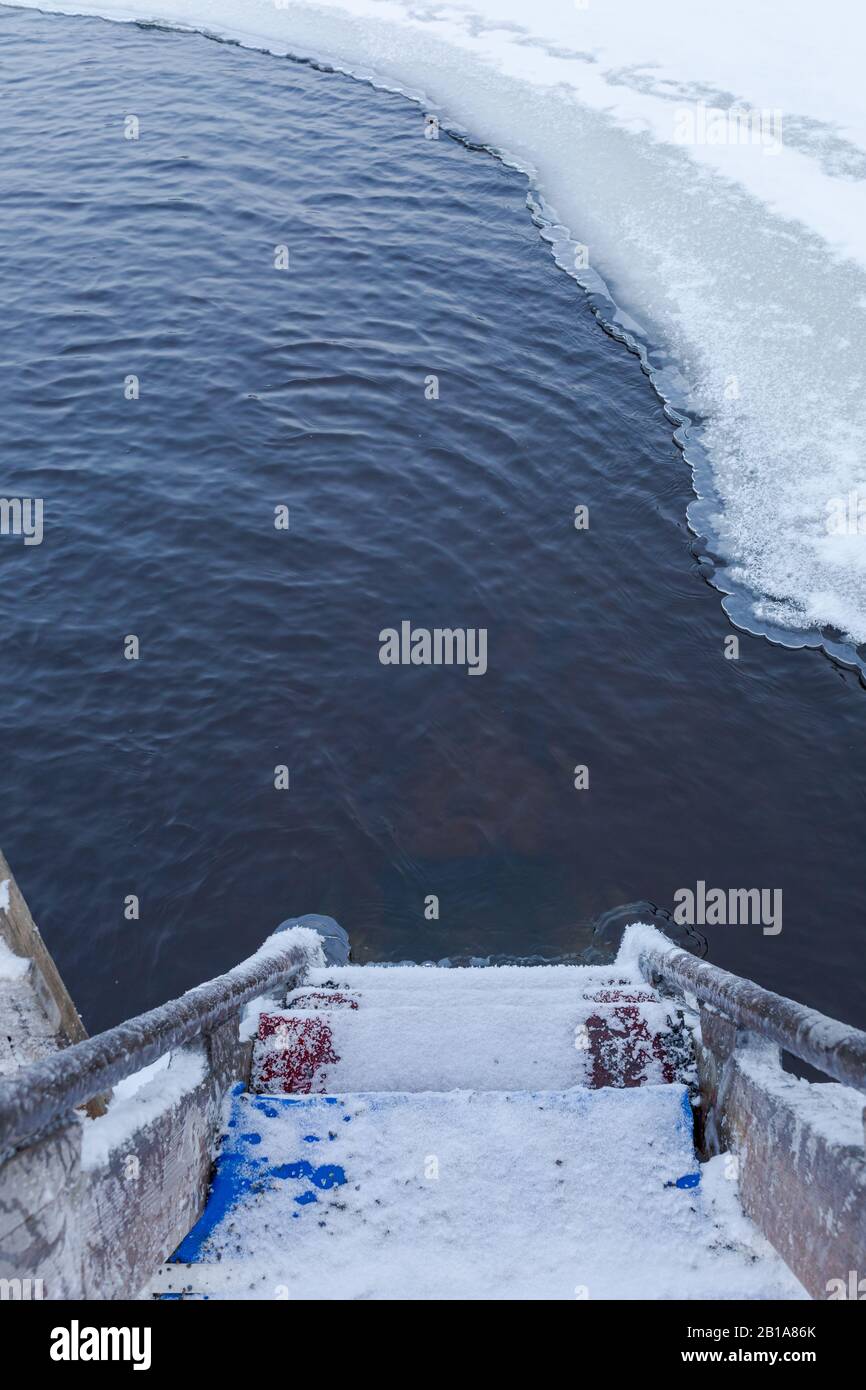 Videz la zone de baignade sur glace en Finlande le jour de l'hiver Banque D'Images