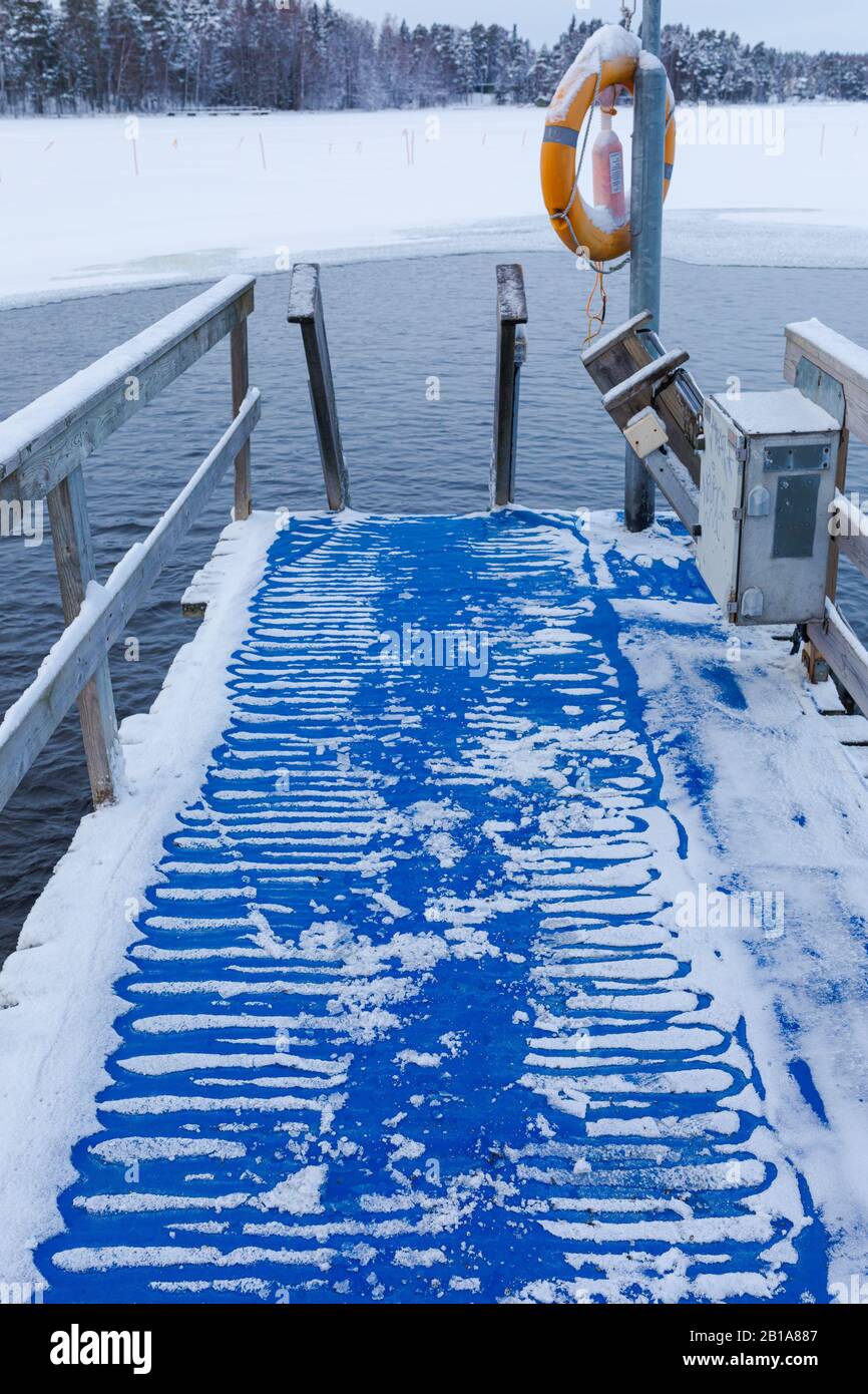 Videz la zone de baignade sur glace en Finlande le jour de l'hiver Banque D'Images