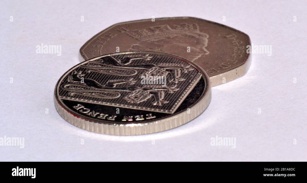 Une vue rapprochée des pièces britanniques: Une cinquante penny et une dizaine de penny, couché sur un fond blanc Banque D'Images