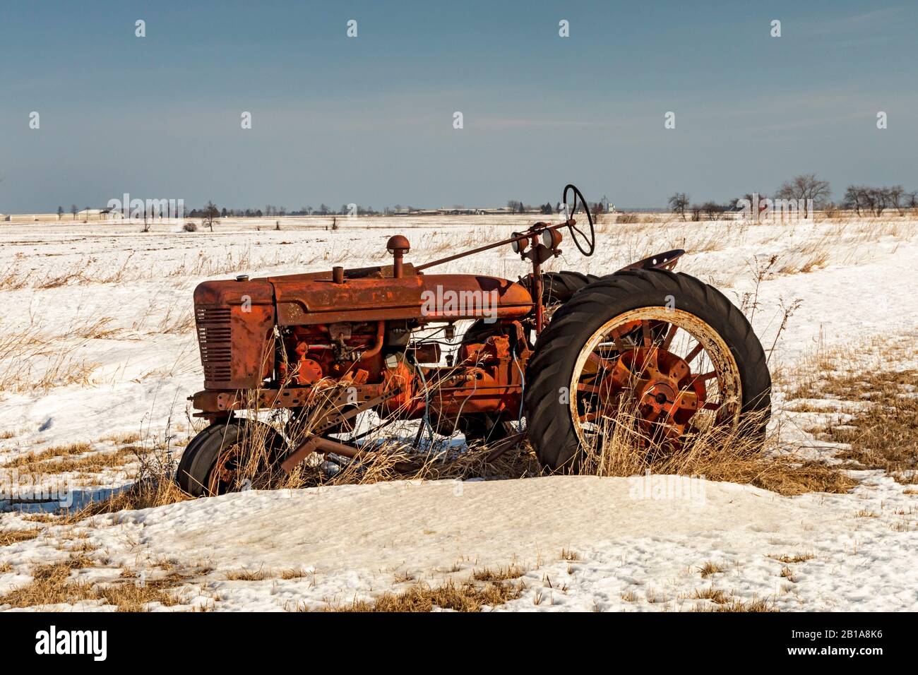 Vieux Tracteur Rouge Couvert Dans La Neige Image stock - Image du couvert,  vieux: 108269387