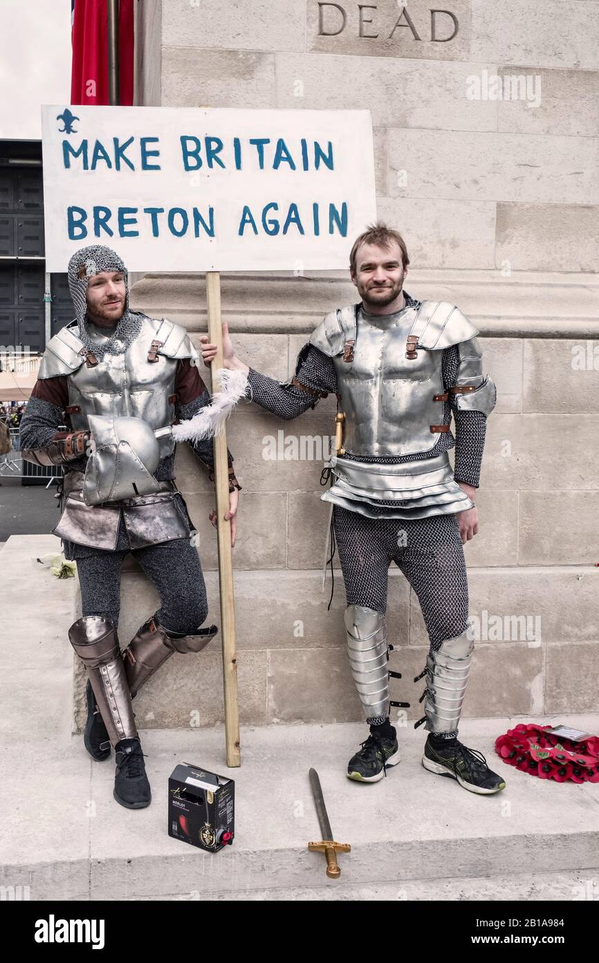 Deux marcheurs de l’armure médiévale exigent que la Grande-Bretagne rejoigne la France en tant que million de personnes en mars pour un deuxième référendum sur le Brexit le 23/03/2019 Banque D'Images