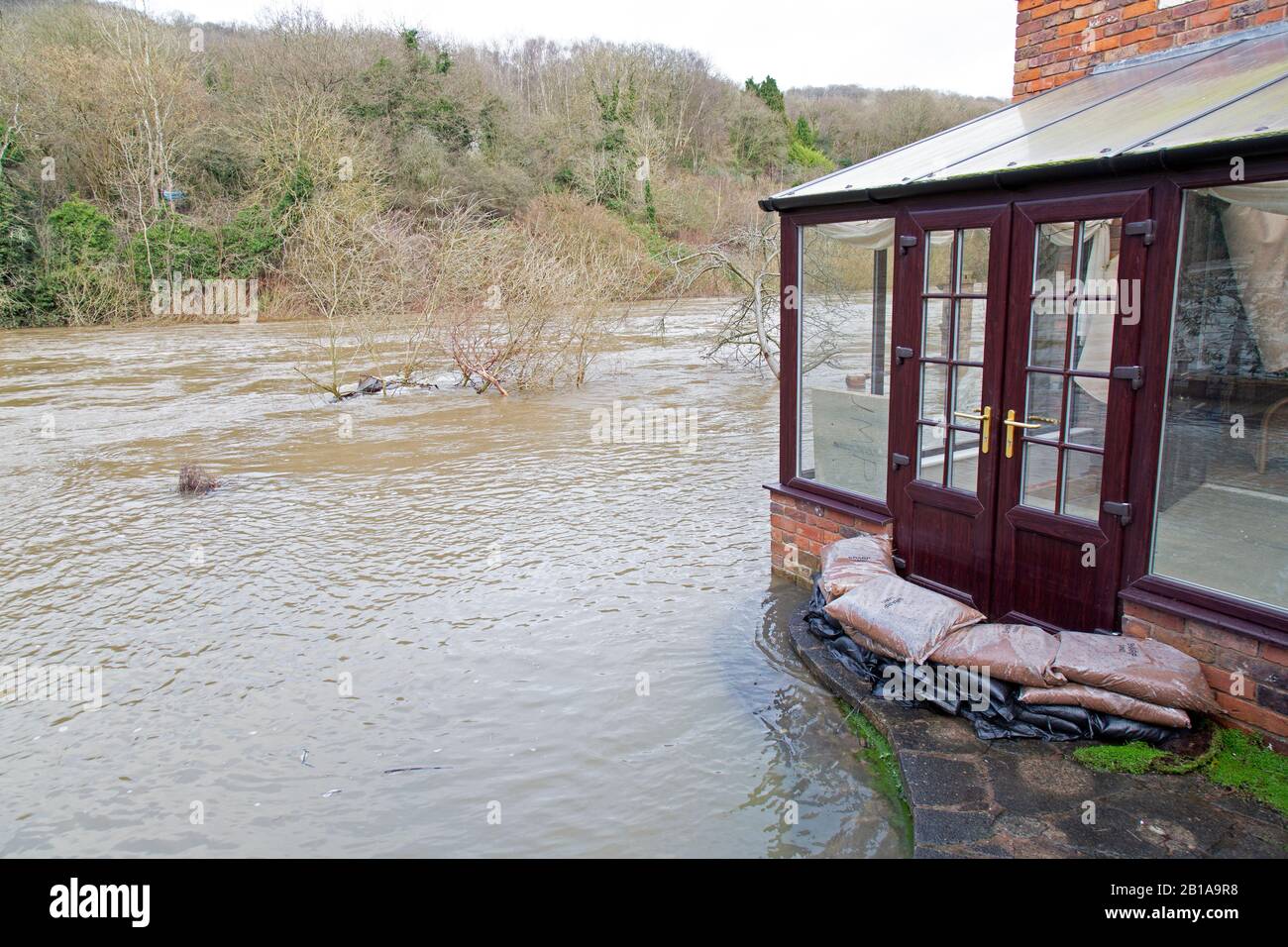 Ironbridge, Shropshire. 24 février 2020. Météo au Royaume-Uni : la rivière Severn, qui est tombée de ses niveaux d'inondation la semaine dernière, est de nouveau en hausse, mettant à nouveau en danger les maisons et les entreprises dans la gorge d'Ironbridge. Les niveaux devraient dépasser les hauteurs des dernières semaines et peuvent dépasser les niveaux record de 2000. La rivière devrait culminer mardi matin. Crédit: Rob Carter/Alay Live News Banque D'Images