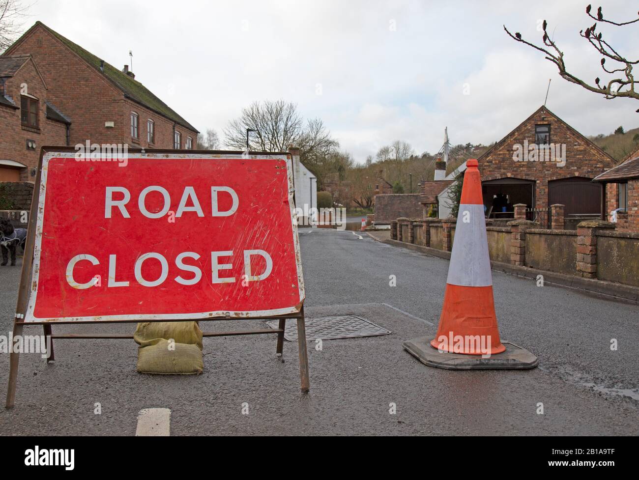 Ironbridge, Shropshire. 24 février 2020. Météo au Royaume-Uni : la rivière Severn, qui est tombée de ses niveaux d'inondation la semaine dernière, est de nouveau en hausse, mettant à nouveau en danger les maisons et les entreprises dans la gorge d'Ironbridge. Les niveaux devraient dépasser les hauteurs des dernières semaines et peuvent dépasser les niveaux record de 2000. La rivière devrait culminer mardi matin. Crédit: Rob Carter/Alay Live News Banque D'Images