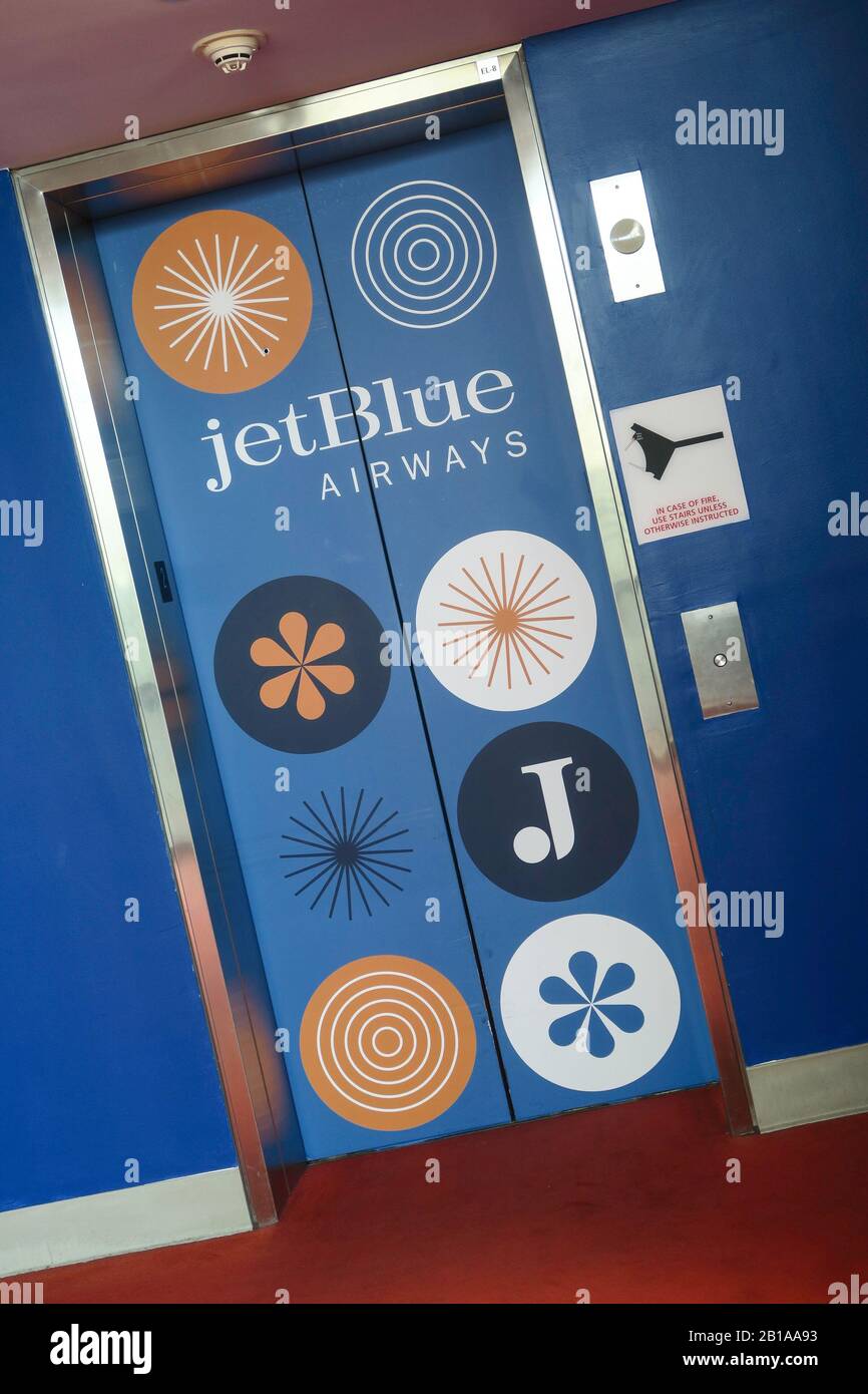 Porte de l'ascenseur dans la déclaration de bagages JetBlue à l'hôtel TWA,  JFK, NYC, USA Photo Stock - Alamy