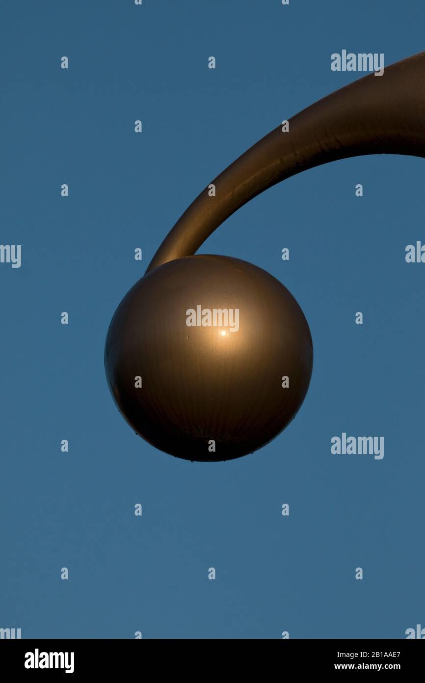 Reflet dans une décoration en forme de boule contre le ciel bleu Banque D'Images