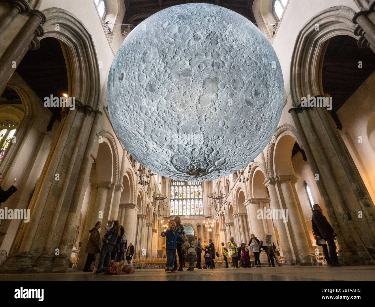 Rochester, Kent, Royaume-Uni. 24 février 2020. L'exposition « Musée de la Lune » de Luke Jerram a augmenté astronomique les visiteurs de la cathédrale de Rochester dans le Kent où elle est actuellement affichée jusqu'au 4 mars. Selon les chiffres rapportés par Kent Online aujourd'hui, dans les 12 premiers jours de l'ouverture de la cathédrale a vu 75 000 personnes visiter, contre 7 000 pour la même période en 2019; avec Knife Angel l'an dernier attirant plus de 44 000 et le terrain de golf fou controversé attirant plus de 29 000. Crédit: James Bell/Alay Live News Banque D'Images