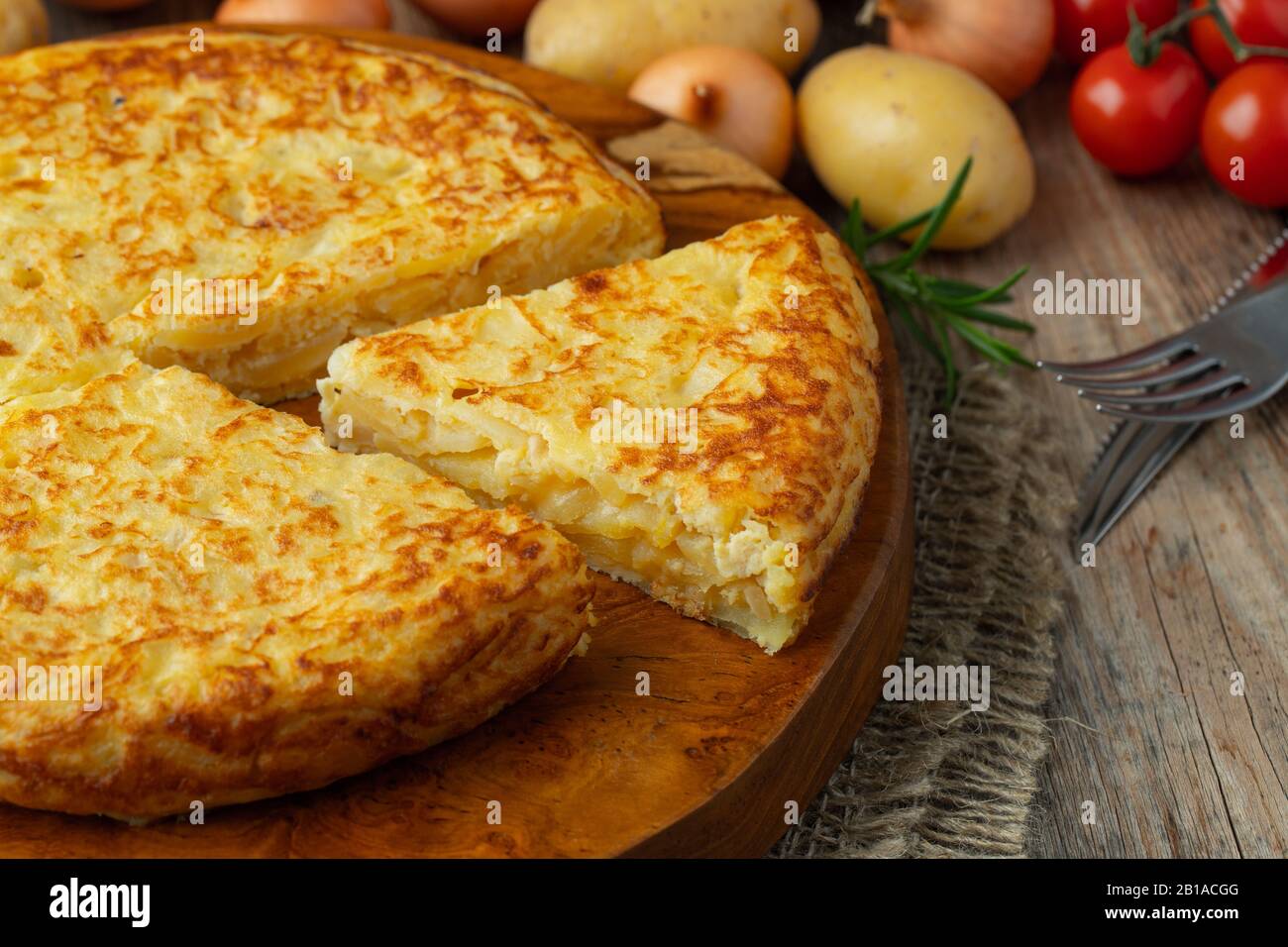 Omelette espagnole avec pommes de terre et oignons, cuisine espagnole typique. Tortilla espanola. Arrière-plan rustique sombre Banque D'Images