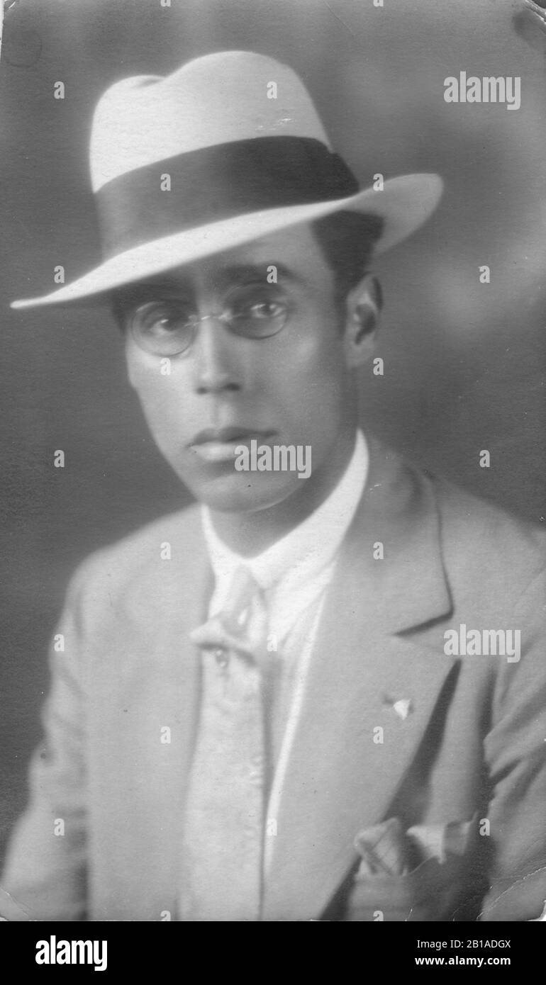 Beau, tendance Noir homme pose pour son portrait dans un studio de photographie. Homme inconnu et emplacement. Pour voir mes autres images d'origine afro-américaines, recherchez: Prestor vintage African Banque D'Images