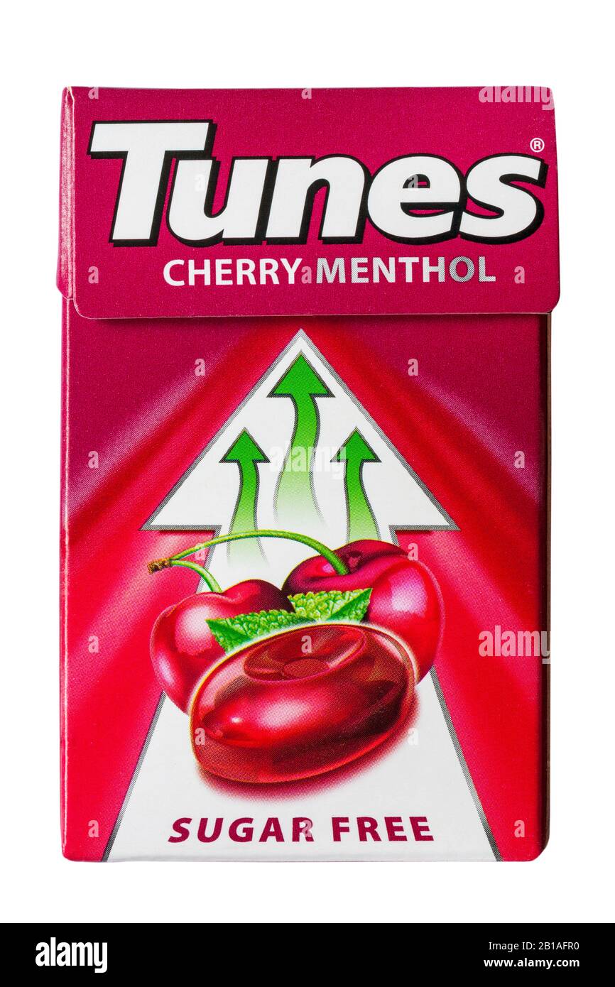 Boîte de Tunes Cherry Menthol sucre bonbons isolés sur fond blanc - soulagement pour les maux de gorge et la congestion Banque D'Images