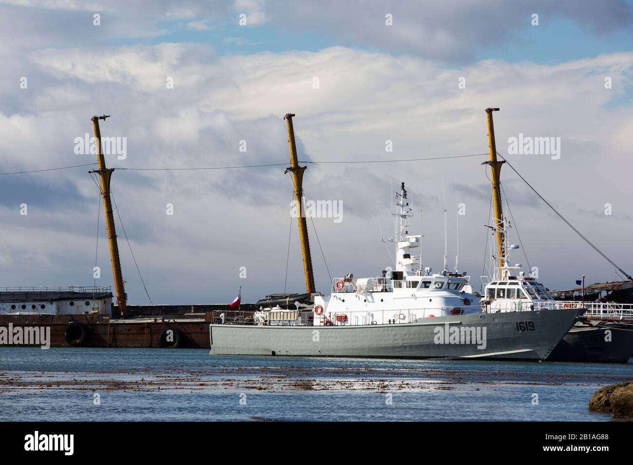 Bateaux sur la jetée de Punta Arenas, Chili. Banque D'Images