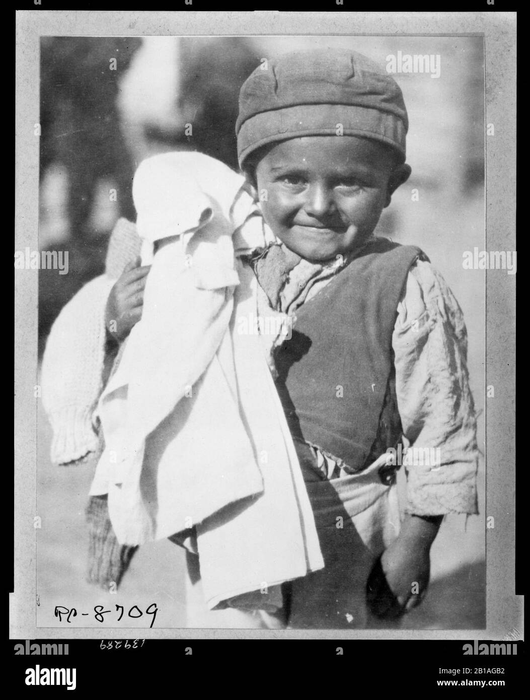 Vêtements propres frais - est accueilli par ce jeune jud(g)ing par son expression Il est l'un des jeunes membres du camp des Grecs du Caucase ramené à coloniser le remportée Banque D'Images