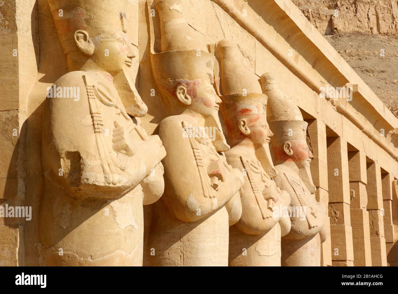 Statues pharaoniques à l'ancien temple de Louxor, Égypte Banque D'Images