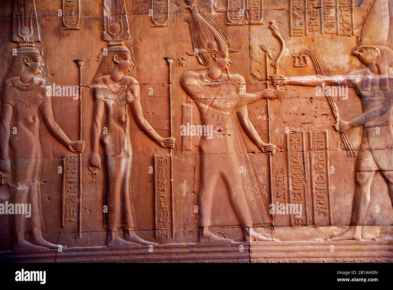 Vue sur un mur du temple avec sculptures de dieux égyptiens Banque D'Images