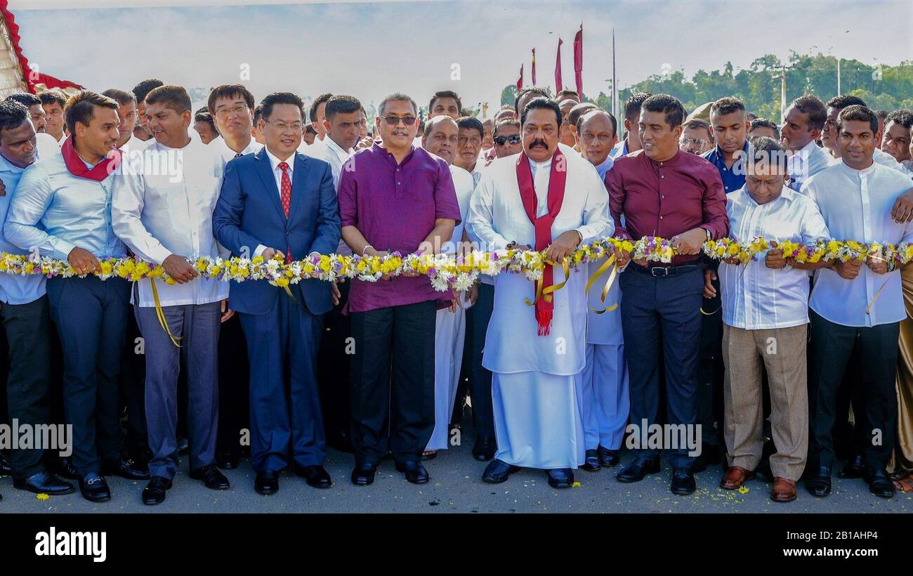 (200224) -- COLOMBO, 24 février 2020 (Xinhua) -- Le président Sri-lankais Gotabaya Rajapaksa, le Premier ministre Sri-lankais Mahinda Rajapaksa et l'ambassadeur chinois au Sri Lanka Cheng Xueyuuan assistent à la cérémonie de découpe du ruban pour ouvrir officiellement l'extension de Southern Expressway qui reliera les principaux ports et aéroports du pays près de Barawakumbuka, Sri Lanka, le 23 février 2020. ALLER AVEC 'ri Lanka relie les ports, les aéroports avec l'extension de voie rapide' (Xinhua) Banque D'Images