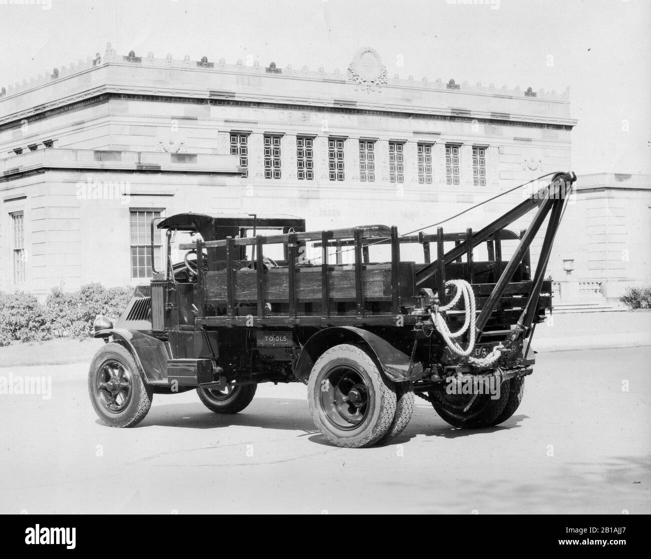 Camion de remorquage, vers 1927. 'Boston Wrecker' est écrit en crayon sur le dos de la photo. Le capot moteur du chariot est peint avec du « SAPIN DE BOSTON », mais ne peut pas voir le reste des mots. Service d'incendie de Boston ? Le chariot est conçu par une société de chariots Mac, mais je ne peux pas voir leur étiquette n'importe où. Devant le pneu arrière, sous le lit se trouve une boîte marquée « Outils » et un étau de paillasse est monté à l'arrière gauche. Pour voir mes autres images anciennes, recherchez : véhicule vintage Prestor Banque D'Images