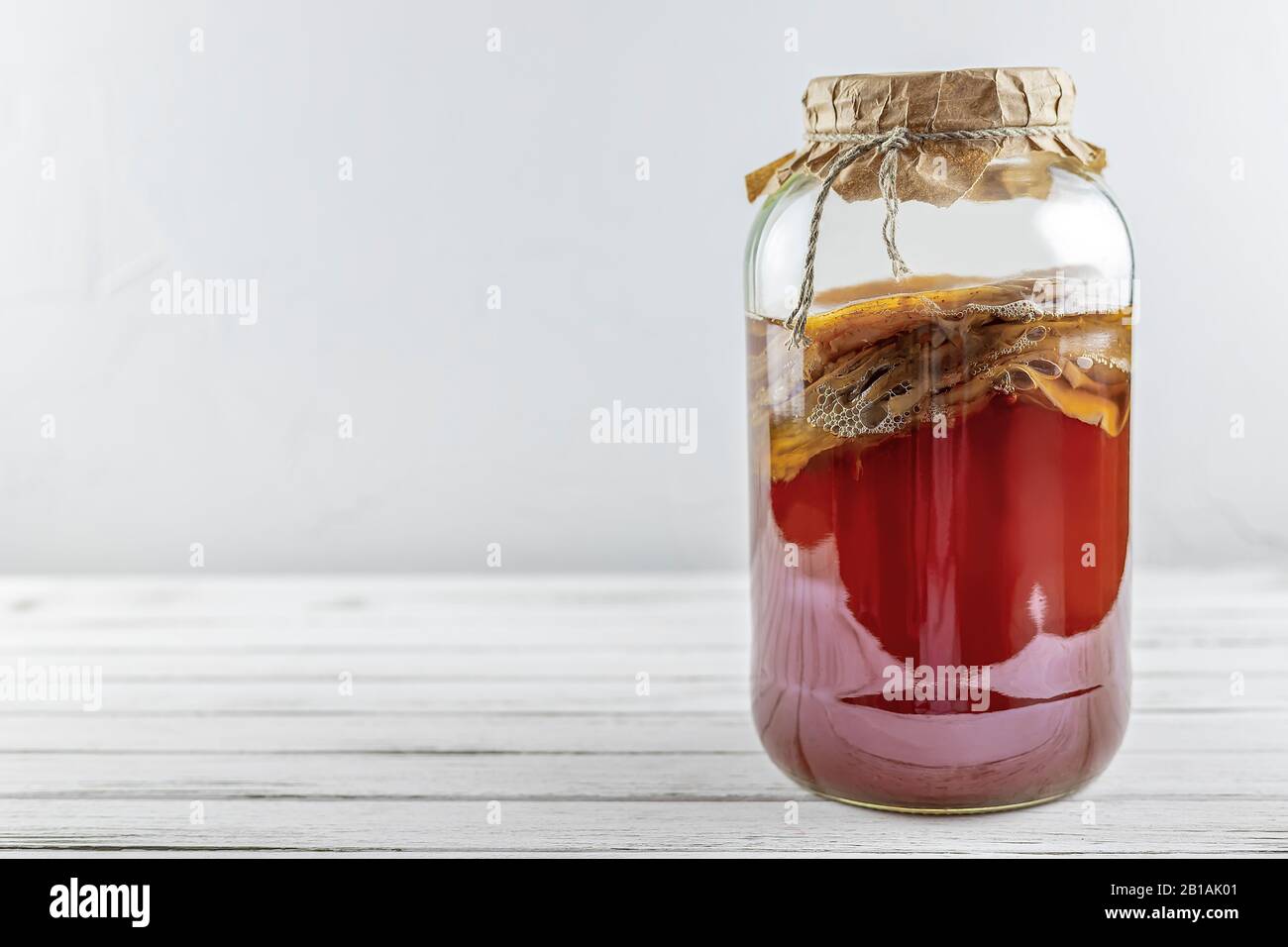 Kombucha superfood pro biotique thé champignon boisson en bouteille de verre et pot sur fond blanc. Espace de copie Banque D'Images