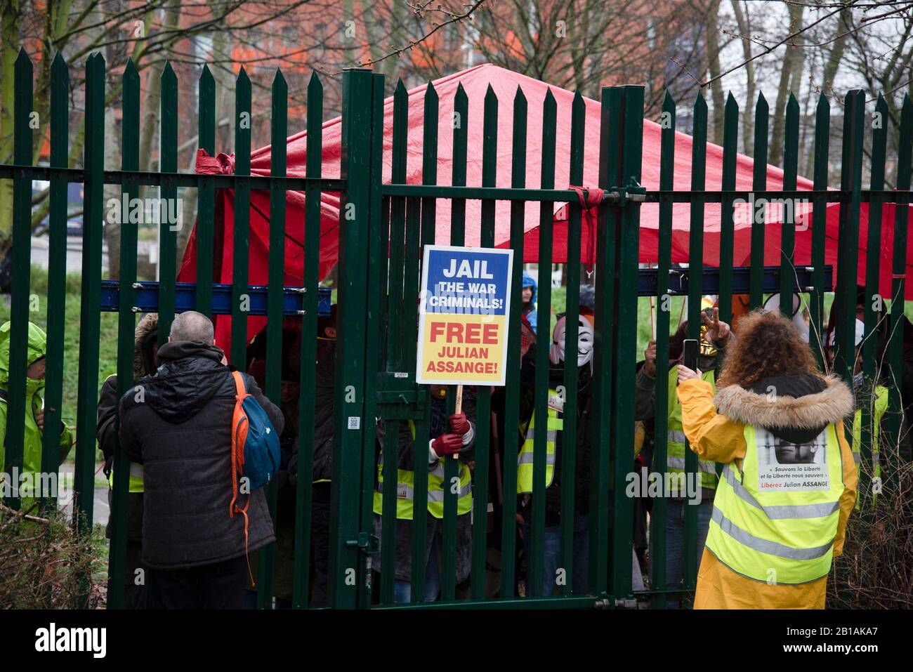 Londres, Royaume-Uni. 24 février 2020. Les partisans de Julian Assange se réunissent à l'extérieur de la Cour des magistrats de Belmarsh à Woolwich, Londres, Royaume-Uni, le 24 février 2020. L'audience d'extradition d'un fondateur de Wikileaks qui dure une semaine commence aujourd'hui. (Photo De Claire Doherty/Sipa Usa) Crédit: Sipa Usa/Alay Live News Banque D'Images