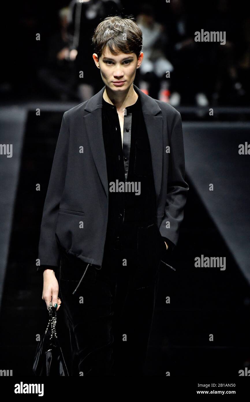 Modèles de promenades sur la piste au salon de mode Emporio Armani à l'automne / hiver 2020 / 2021 semaine de la mode de Milan à Milan, Italie le 22 février 2020. (Photo de Jonas Gustavsson/Sipa USA) Banque D'Images