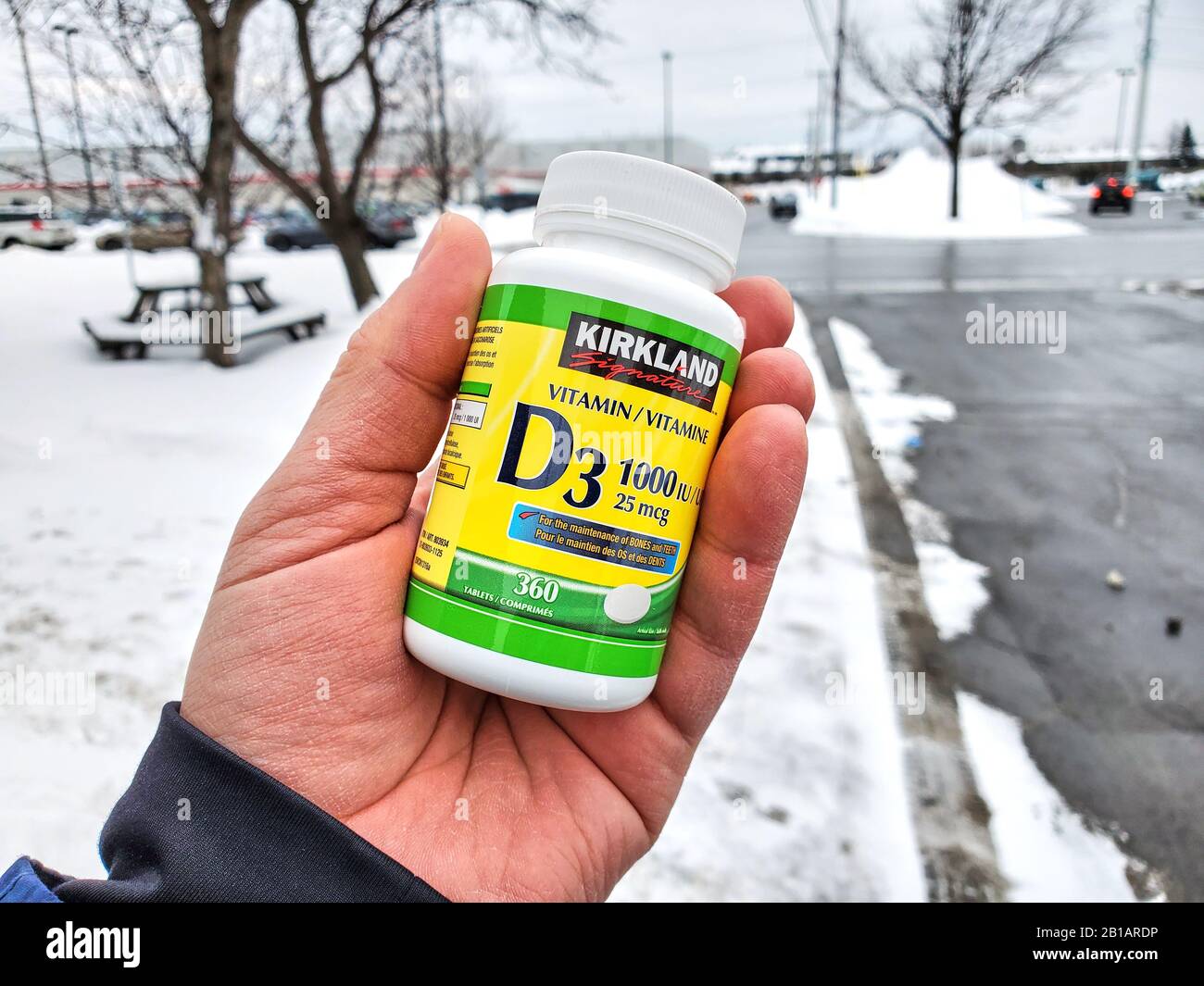 Montréal, Canada 10 février 2020 une main tenant Kirkland Vitamine