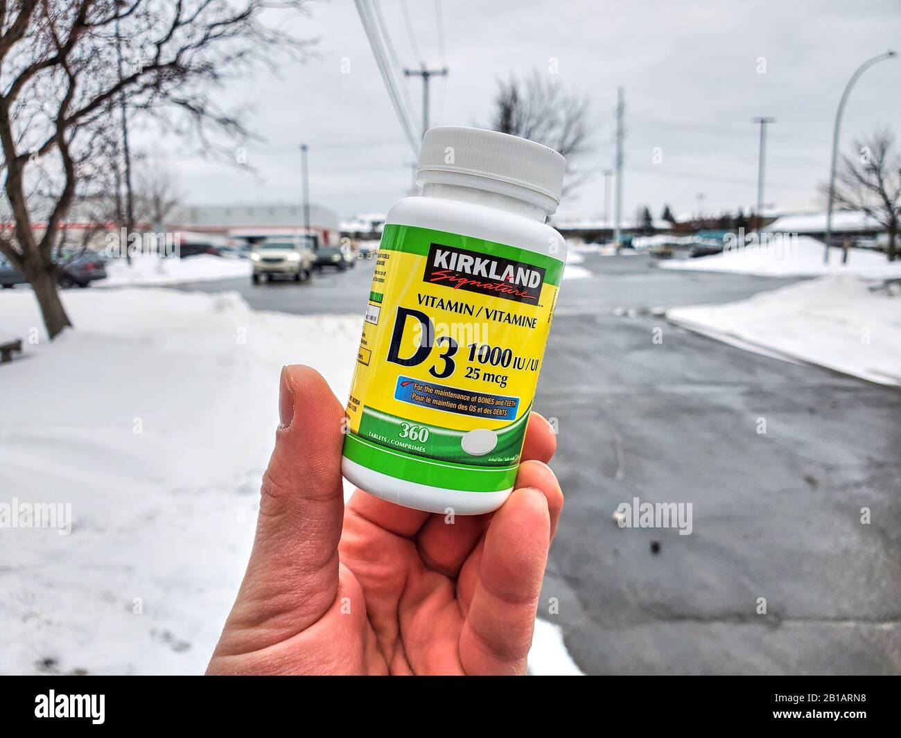 Montréal, Canada 10 février 2020 une main tenant Kirkland Vitamine