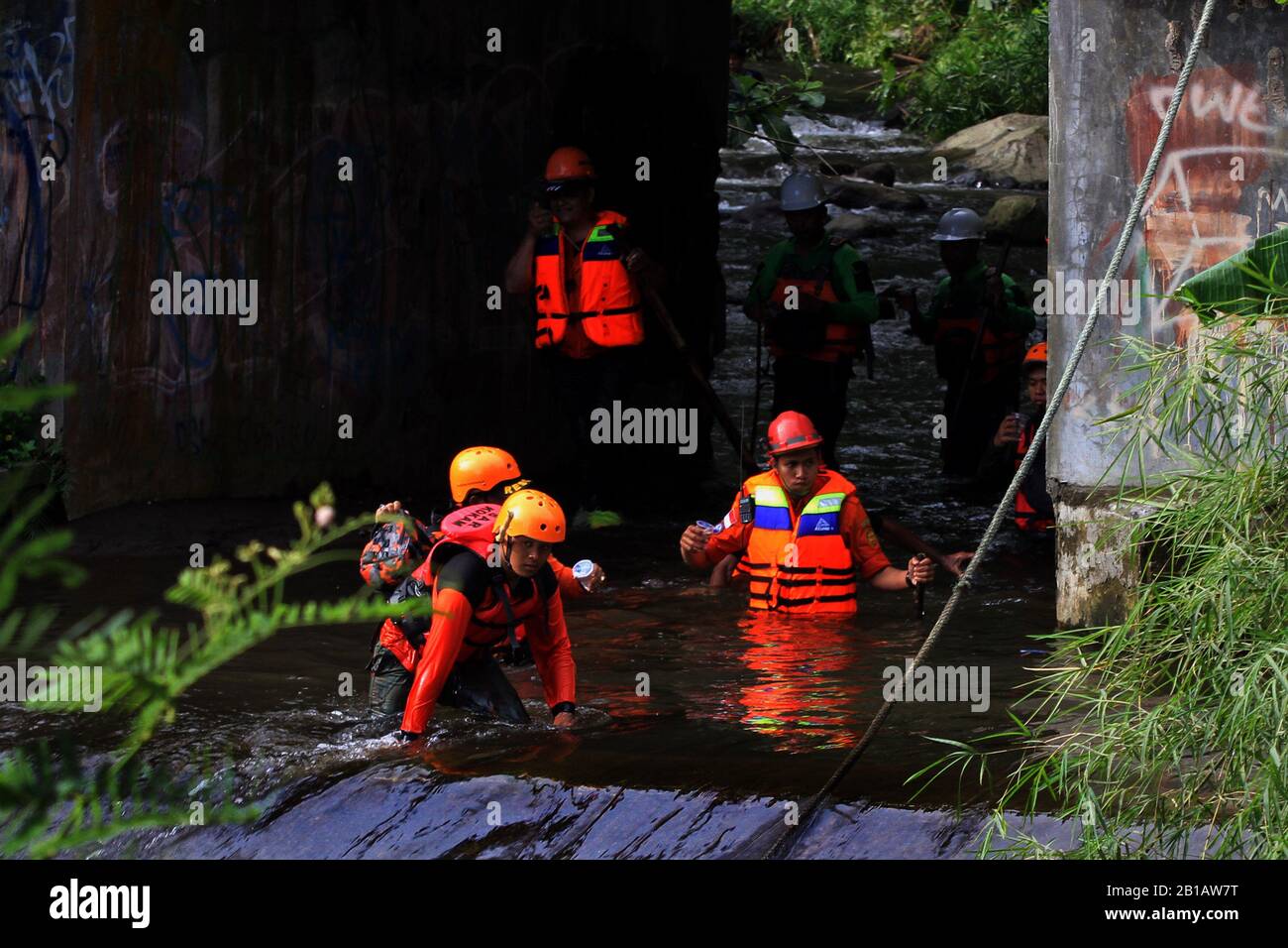 Les secouristes recherchent des enfants disparus dans la rivière Sempor, après des inondations éclair à Sleman, Yogyakarta, Indonésie, samedi 22 février 2020. Des centaines d'enfants d'école ont fait de la randonnée le long de la rivière touchée par des inondations éclair qui ont tué neuf enfants d'école le 21 février 2020. (Photo de Devi Rahman/INA photo Agency/Sipa USA) Banque D'Images