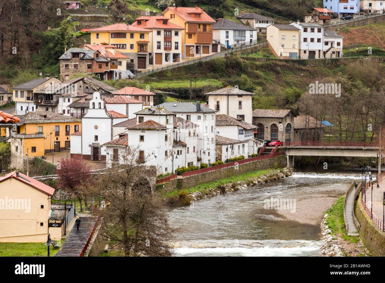 Cangas del Narcea, Espagne. Une vue sur le quartier traditionnel de la Tienda, partie la plus ancienne de la ville Banque D'Images