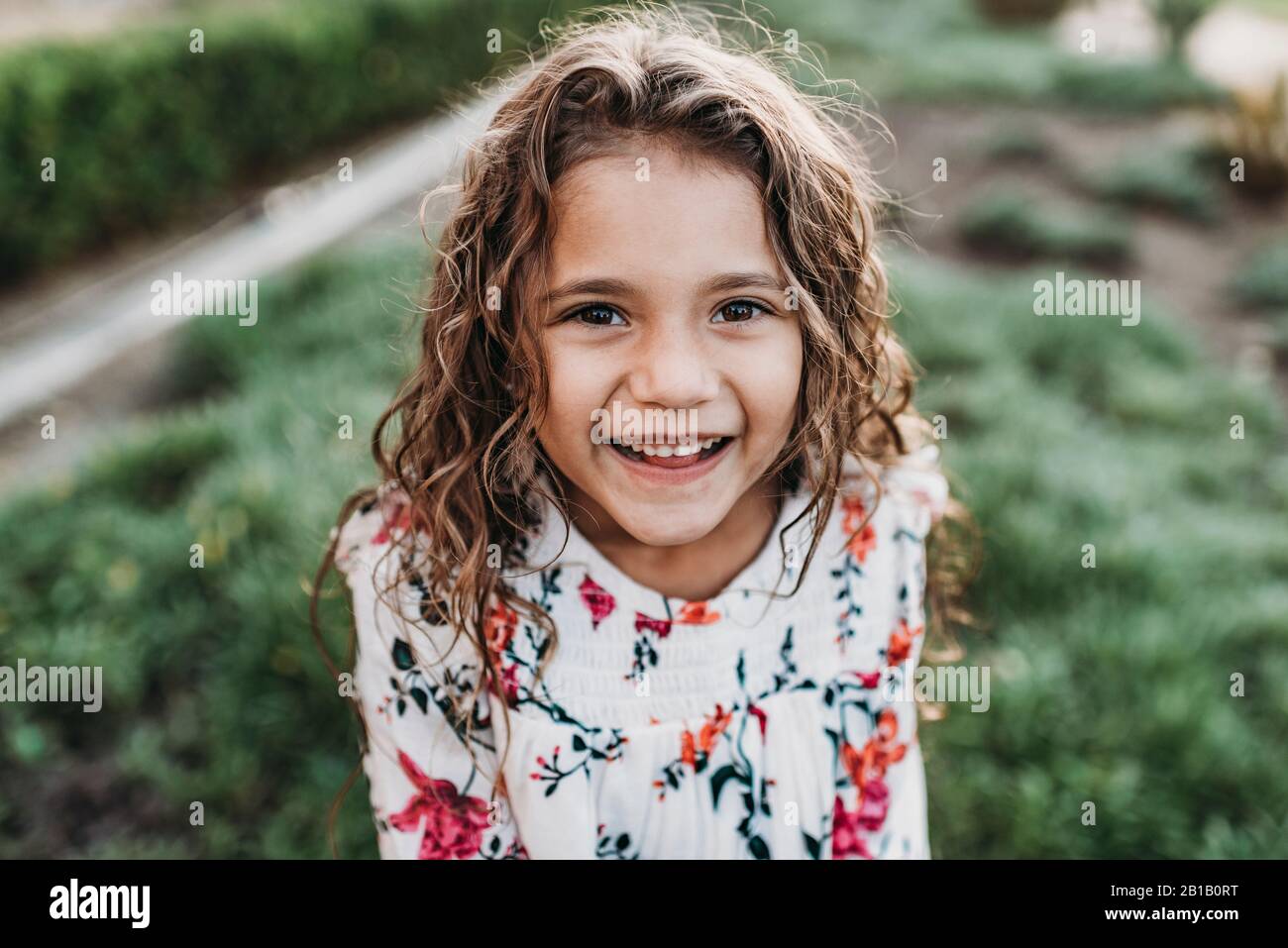 Gros plan de la jeune fille heureuse d'âge scolaire souriant à Banque D'Images