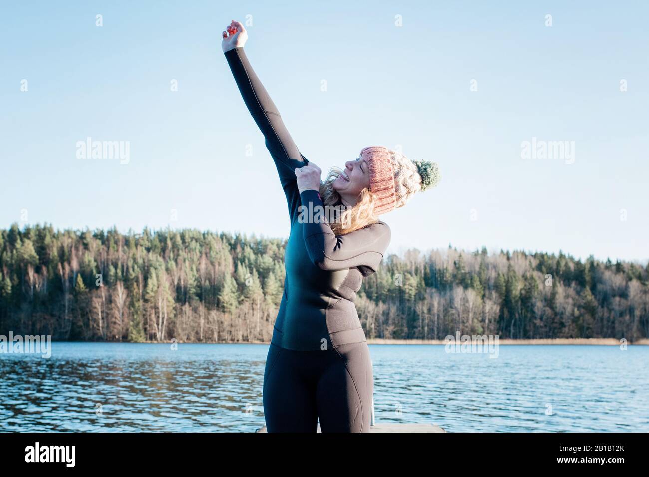 femme mettant une combinaison pour nager en eau froide à la plage Photo  Stock - Alamy