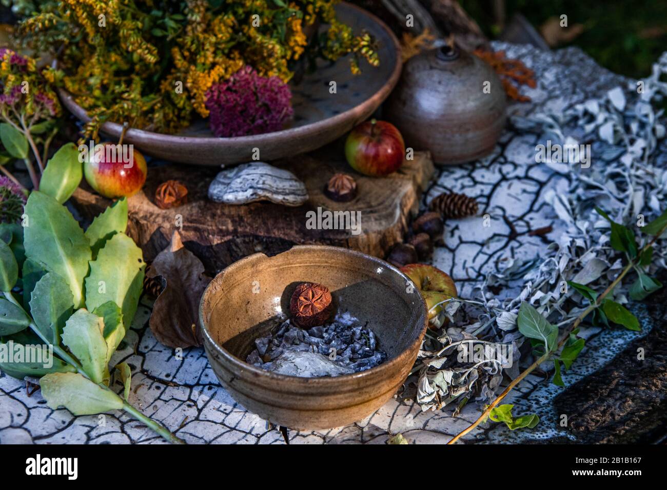 Un gros plan encore la vie des fruits, de la végétation, des fleurs et du feuillage vieillis sous forme d'offrandes aux dieux et au monde de l'esprit lors du festival de la terre Banque D'Images