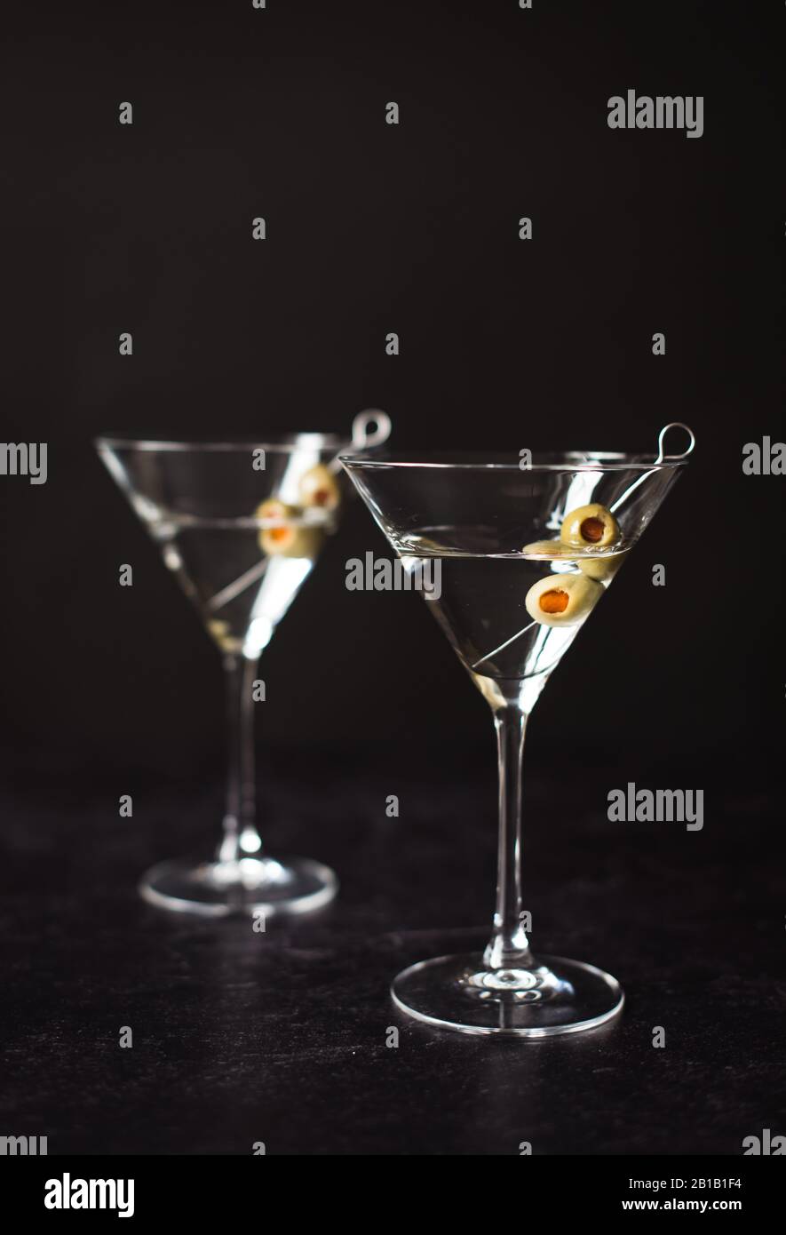 Gros plan de deux cocktails martini classiques sur fond noir. Banque D'Images