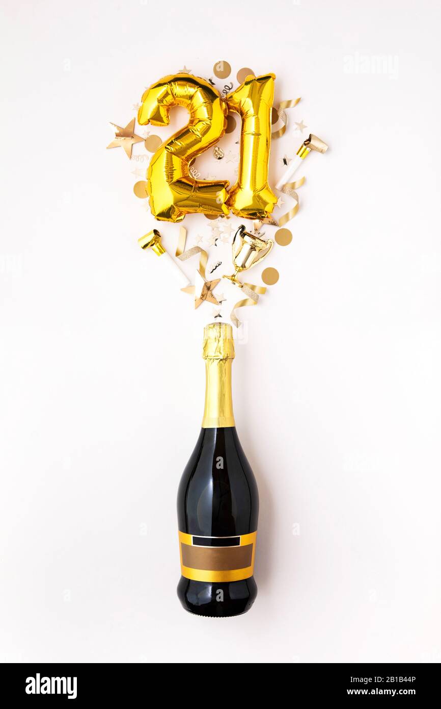 Heureux 21e Anniversaire Partie Bouteille De Champagne Avec De L Or Nombre Ballon Photo Stock Alamy Heureux 21e Anniversaire Partie Bouteille De Champagne Avec De L Or Nombre Ballon Photo Stock Alamy