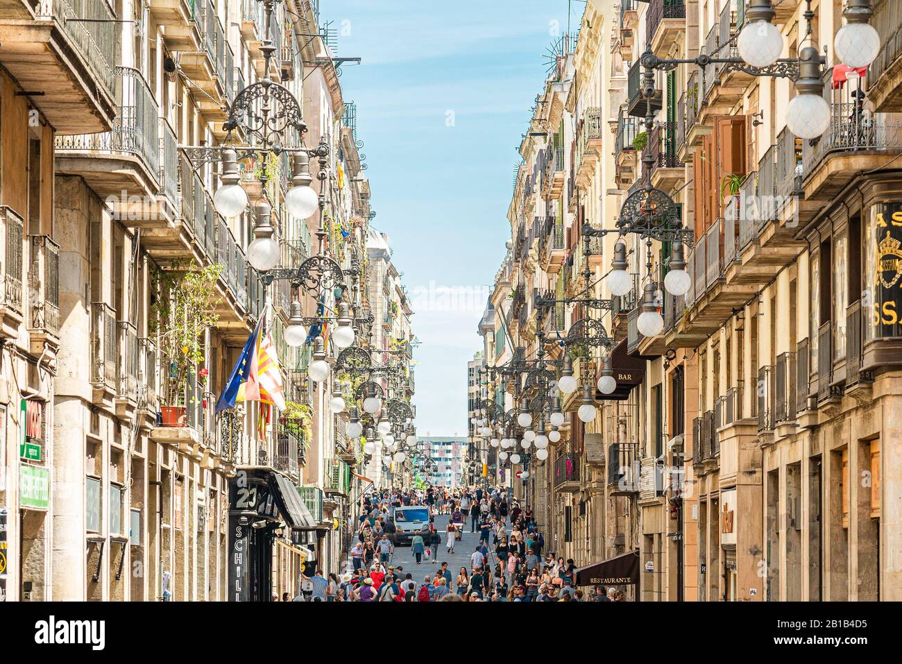 Barcelone, Espagne - 03 Juin 2019 : Foule De Personnes Dans Le Centre Ville De Barcelone Sur La Rue Ferran (Carrer De Ferran) Banque D'Images