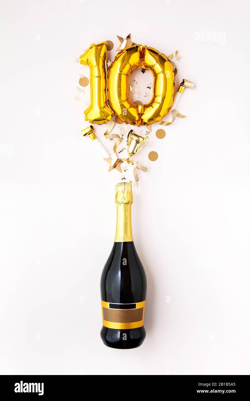 Heureux 10e Anniversaire Partie Bouteille De Champagne Avec De L Or Nombre Ballon Photo Stock Alamy