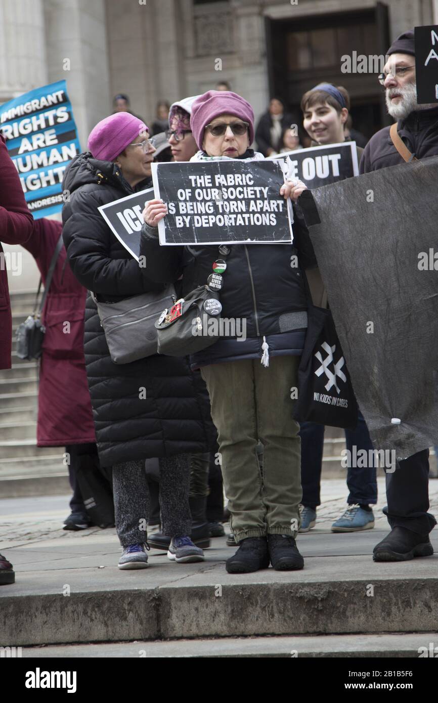 Les manifestants contre les tactiques et les actions DE ICE (Immigration et douanes Enforcement) montrent et mars des marches de la bibliothèque publique de New York sur la 5ème Avenue à Manhattan, New York City qui est déclarée comme une ville de Sanctuary. Banque D'Images