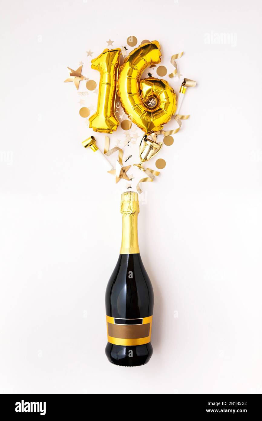 Bonne Fete Du 16eme Anniversaire Bouteille De Champagne Avec Ballon Dore Photo Stock Alamy