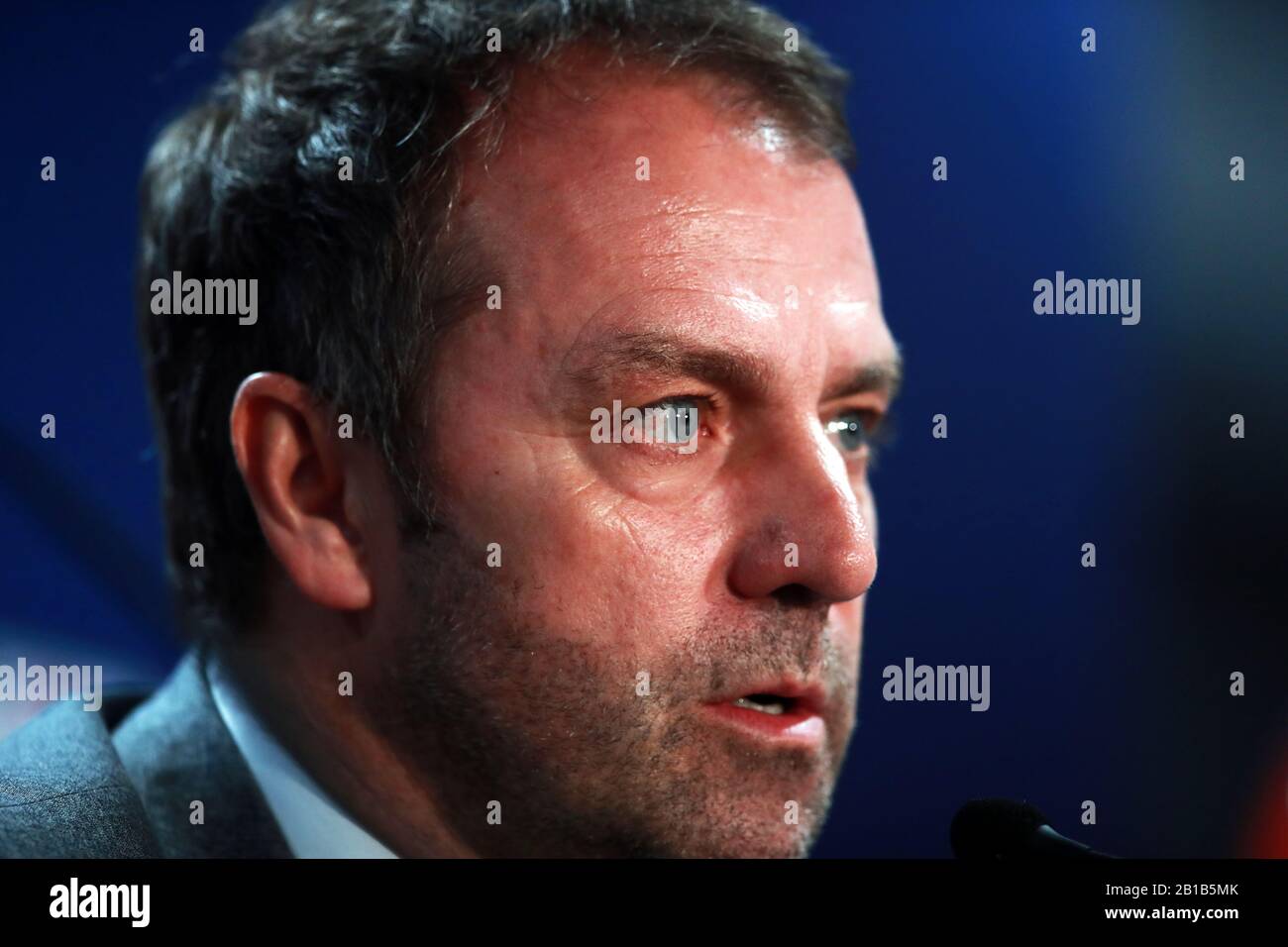 Hans-Dieter Flick, responsable du Bayern Munich, lors d'une conférence de presse à Stamford Bridge, Londres. Banque D'Images