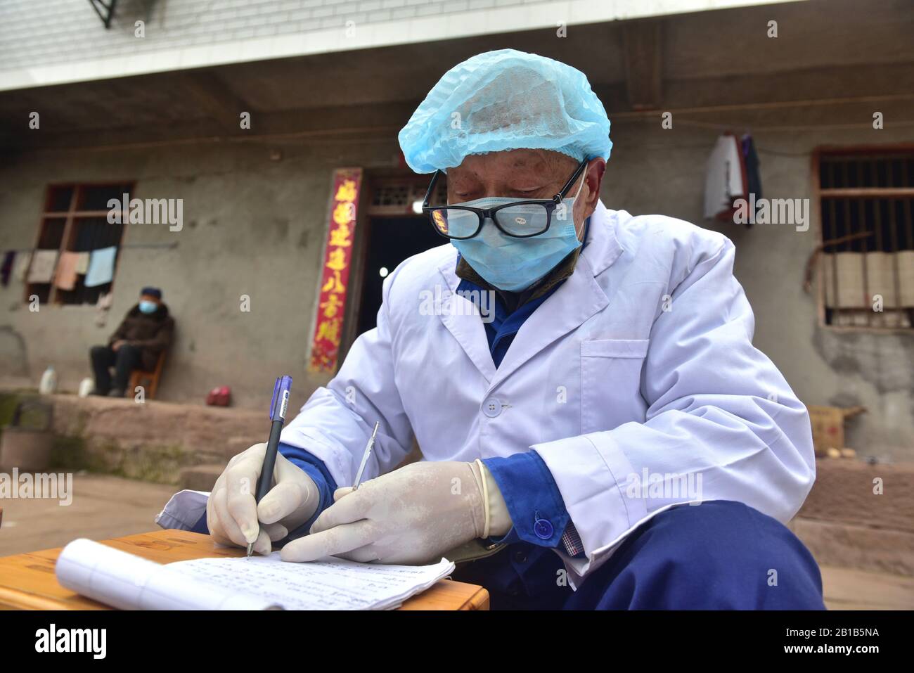 Le médecin de 77 ans continue de travailler pendant les flambées de pneumonie du coronavirus nouveau à Nieijiang, Sichuan, Chine, le 23 février 2020. (Photo par TPG/cnsphotos) (photo par Top photo/Sipa USA) Banque D'Images