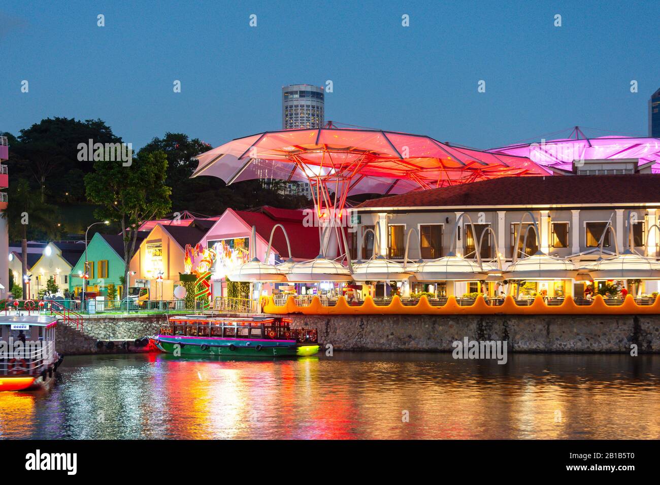 Clarke Quay À Travers La Rivière Singapour Au Crépuscule, Civic District, Central Area, Île De Singapour (Pulau Ujong), Singapour Banque D'Images