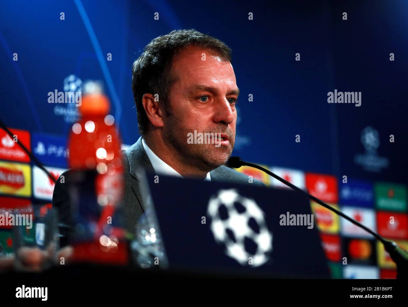Hans-Dieter Flick, responsable du Bayern Munich, lors d'une conférence de presse à Stamford Bridge, Londres. Banque D'Images