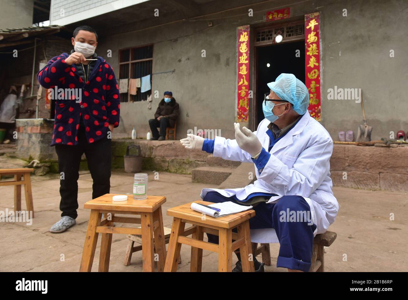 Le médecin de 77 ans continue de travailler pendant les flambées de pneumonie du coronavirus nouveau à Nieijiang, Sichuan, Chine, le 23 février 2020. (Photo par TPG/cnsphotos) (photo par Top photo/Sipa USA) Banque D'Images