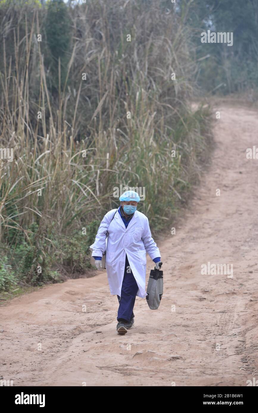 Le médecin de 77 ans continue de travailler pendant les flambées de pneumonie du coronavirus nouveau à Nieijiang, Sichuan, Chine, le 23 février 2020. (Photo par TPG/cnsphotos) (photo par Top photo/Sipa USA) Banque D'Images