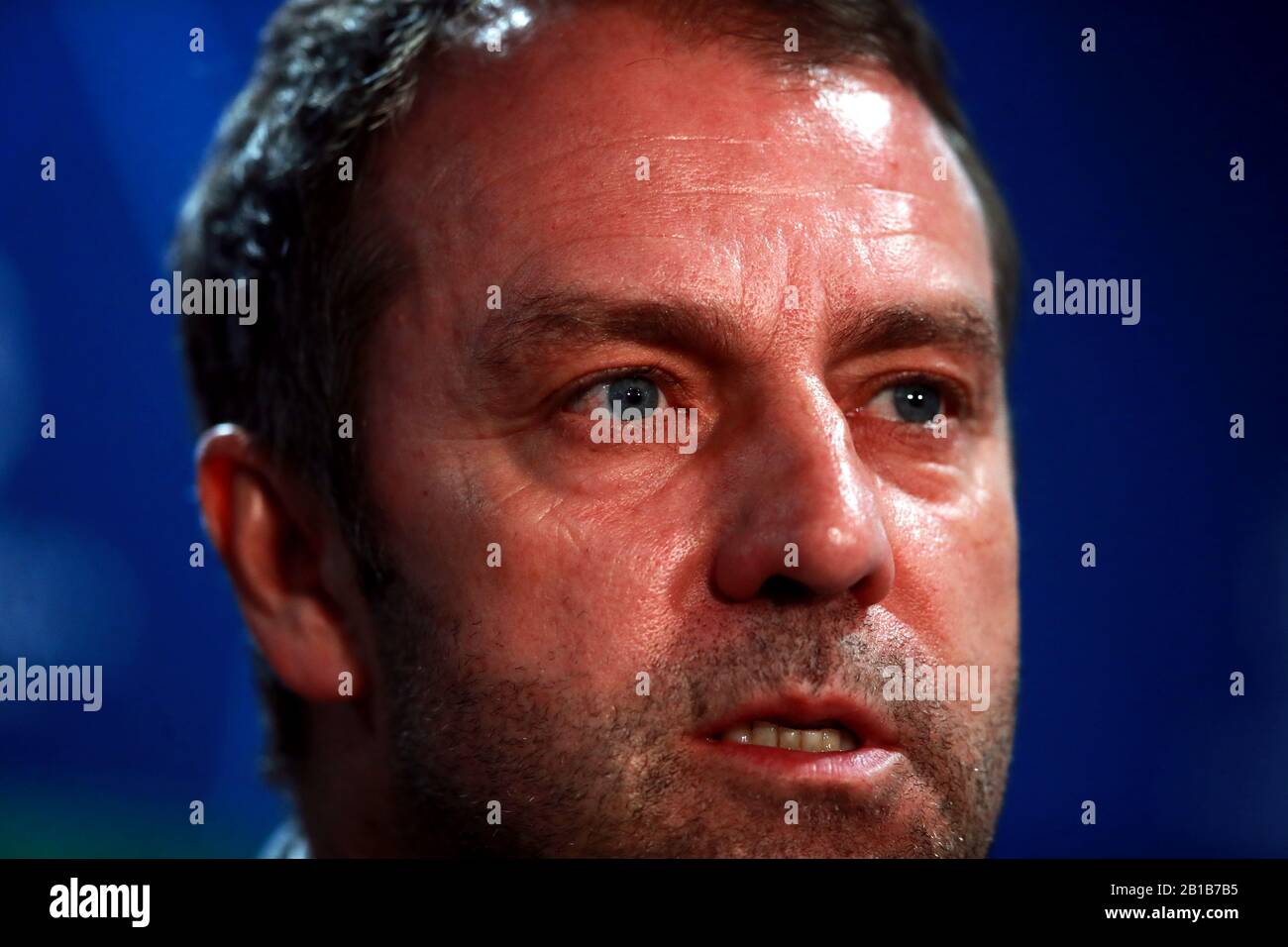 Hans-Dieter Flick, responsable du Bayern Munich, lors d'une conférence de presse à Stamford Bridge, Londres. Banque D'Images