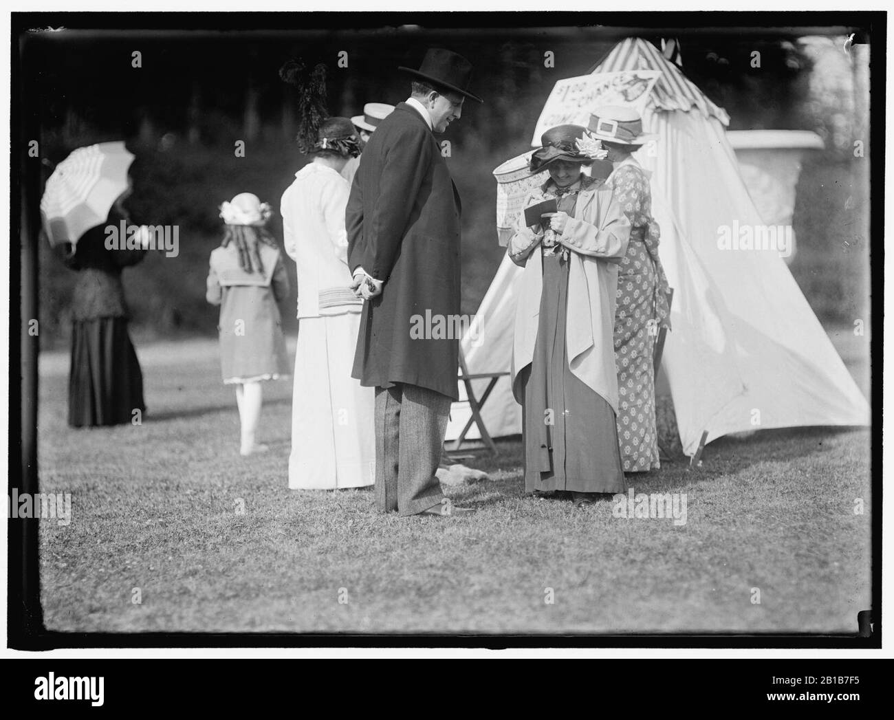 LA CHARITÉ D'AMITIÉ S'EST ÉVANOUITE. WILLIAM RANDOLPH HEARST; MARY C. MCCAULEY Banque D'Images